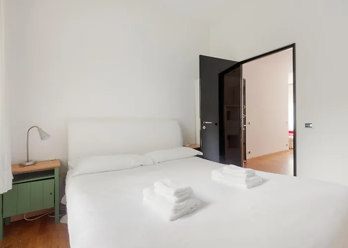 Guesthost - Buonarroti Bright Apartment Milan